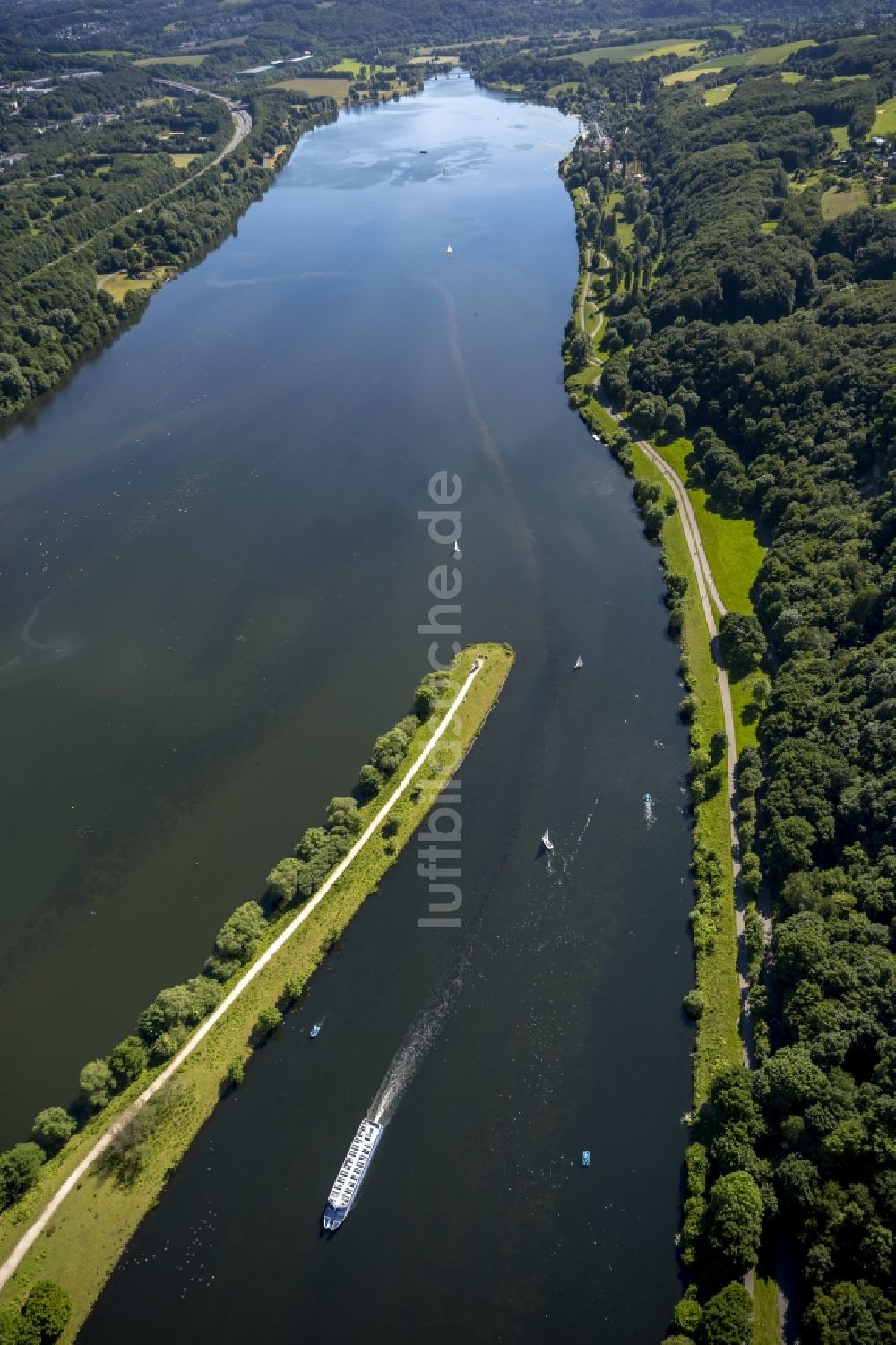 Bochum von oben - Kleiner Leuchtturm am zugang zu den Anlaegern am Ufer des Kemnader See - Stausee bei Bochum in Nordrhein-Westfalen