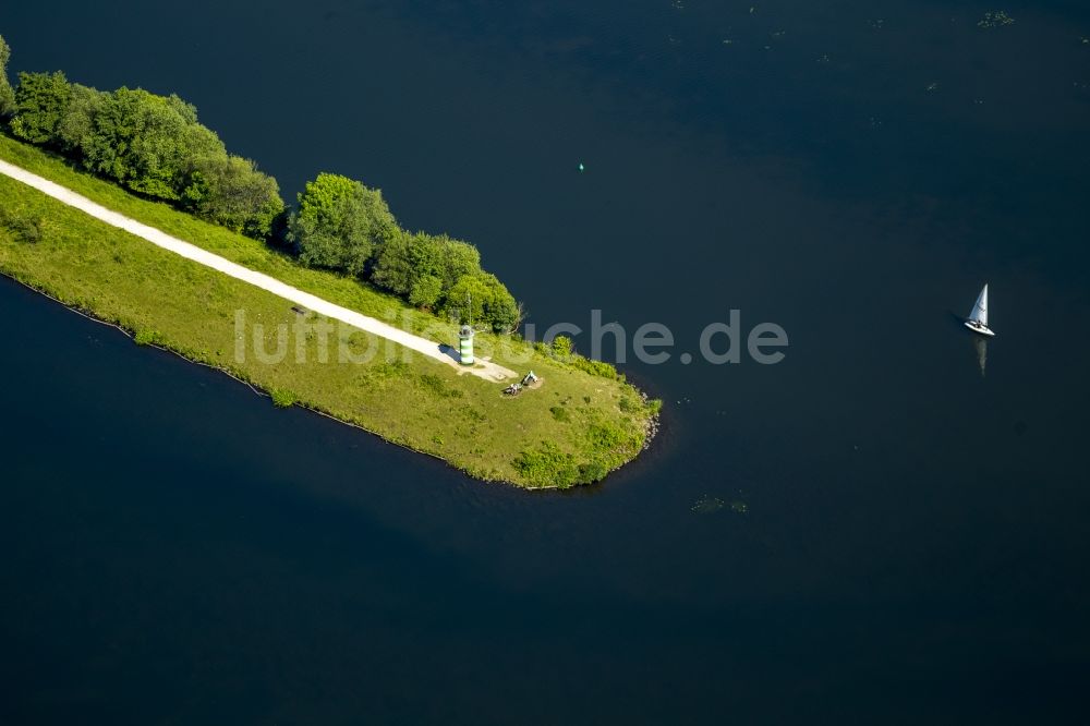 Bochum von oben - Kleiner Leuchtturm am zugang zu den Anlaegern am Ufer des Kemnader See - Stausee bei Bochum in Nordrhein-Westfalen