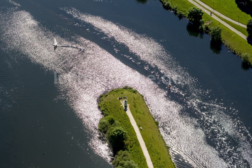 Bochum aus der Vogelperspektive: Kleiner Leuchtturm am zugang zu den Anlaegern am Ufer des Kemnader See - Stausee bei Bochum in Nordrhein-Westfalen