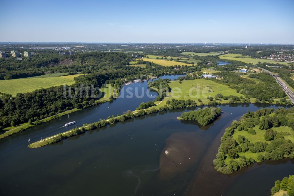 Bochum aus der Vogelperspektive: Kleiner Leuchtturm am zugang zu den Anlaegern am Ufer des Kemnader See - Stausee bei Bochum in Nordrhein-Westfalen