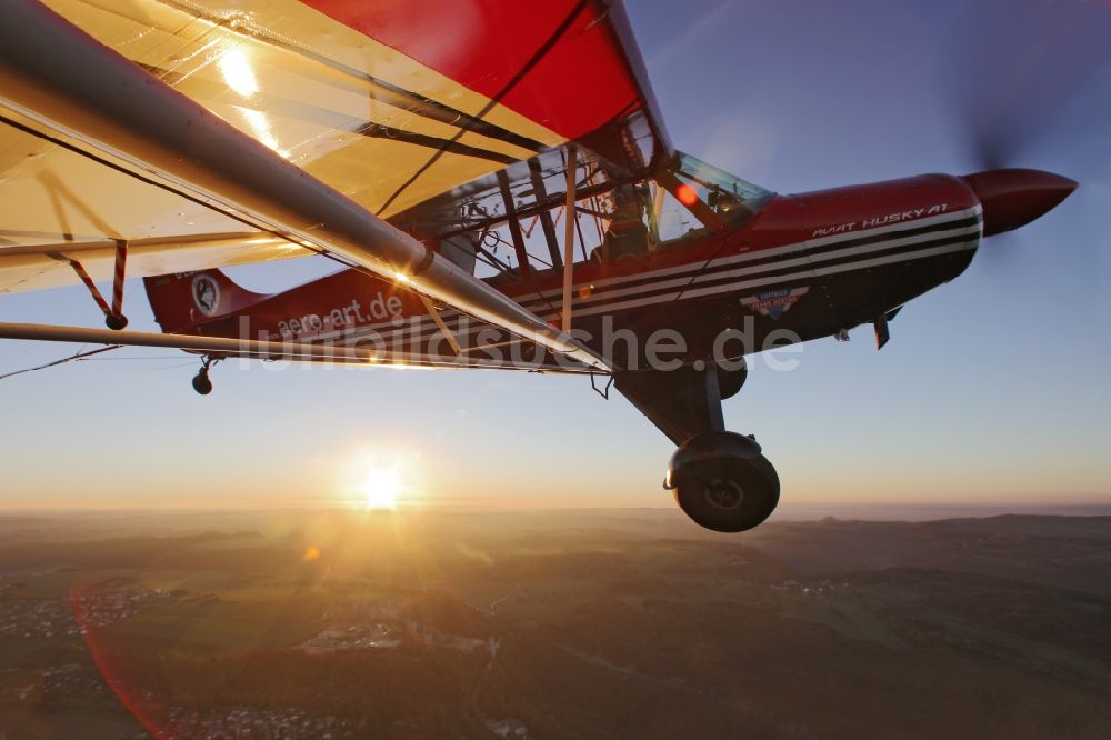 Luftbild Bad Ditzenbach - Kleinflugzeug / Flugzeug vom Typ Aviat Husky im Flug bei Bad Dietzenbach in Baden-Württemberg