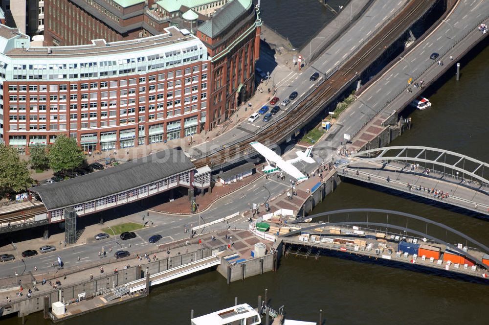 Luftbild Hamburg - Kleinflugzeug vom Typ Cessna 152 fliegt über den Hamburger Hafen