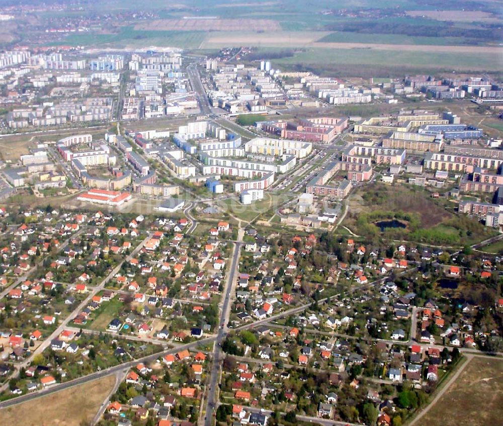 Luftbild Berlin - Kleingartenanlagen in Berlin - Mahlsdorf - im Hintergrund die Neubauwohnsiedlungen von Hellersdorf.