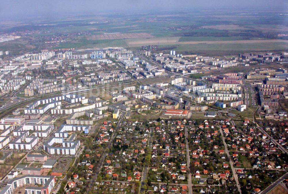 Luftaufnahme Berlin - Kleingartenanlagen in Berlin - Mahlsdorf - im Hintergrund die Neubauwohnsiedlungen von Hellersdorf.