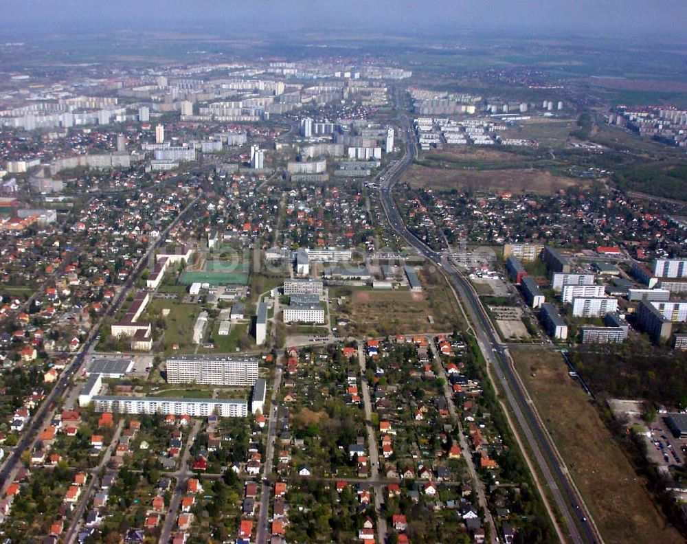 Luftbild Berlin - Kleingartenanlagen in Berlin - Mahlsdorf - im Hintergrund die Neubauwohnsiedlungen von Hellersdorf.