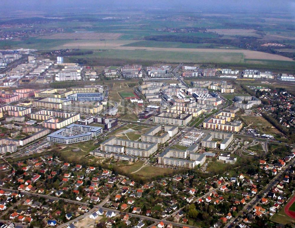 Berlin aus der Vogelperspektive: Kleingartenanlagen in Berlin - Mahlsdorf - im Hintergrund die Neubauwohnsiedlungen von Hellersdorf.