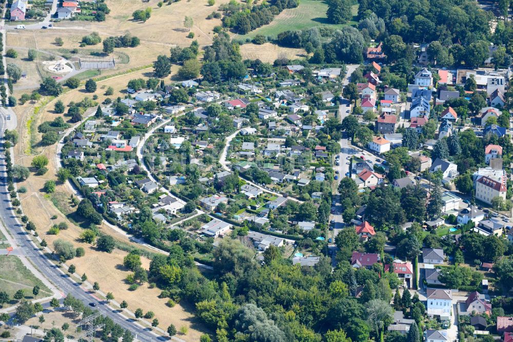 Berlin aus der Vogelperspektive: Kleingartenanlagen einer Laubenkolonie des Bezirksverband der Gartenfreunde Berlin-Hellersdorf e.V. in Berlin, Deutschland