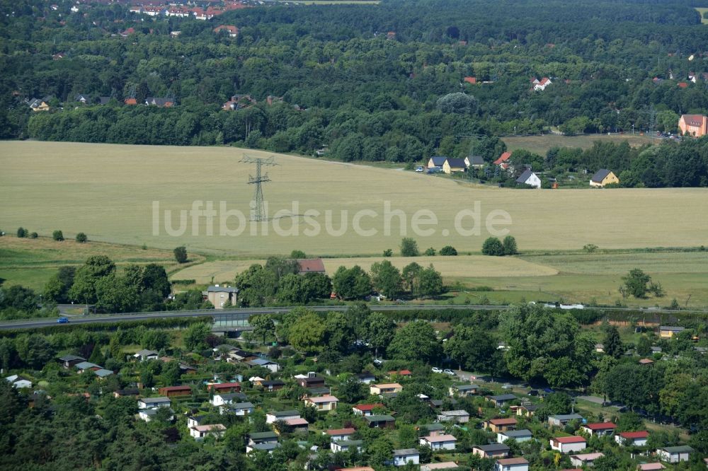 Schönefeld aus der Vogelperspektive: Kleingartensiedlung, Starkstrommast und Feld im Ortsteil Großziethen in Schönefeld im Bundesland Brandenburg