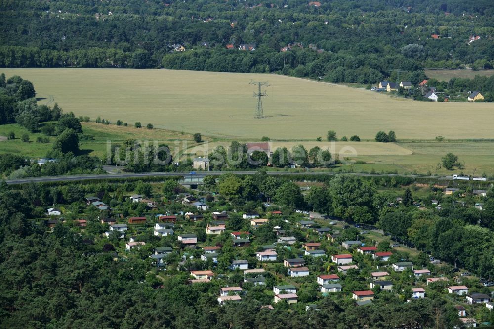 Luftbild Schönefeld - Kleingartensiedlung, Starkstrommast und Feld im Ortsteil Großziethen in Schönefeld im Bundesland Brandenburg