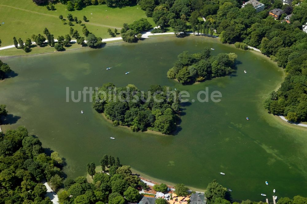 Luftaufnahme München - Kleinhesseloher See mit Inseln im mittleren Englischen Garten in München im Bundesland Bayern