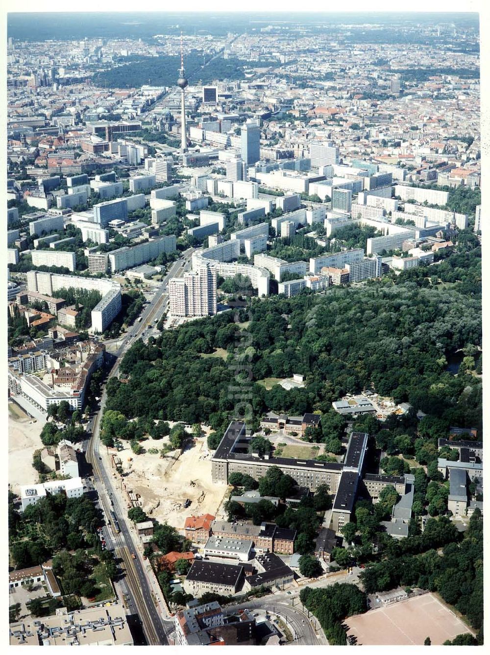 Berlin - Friedrichshain aus der Vogelperspektive: Klinikerweiterung am Krankenhaus Friedrichshain an der Landsberger Allee in Berlin-Friedrichshain.