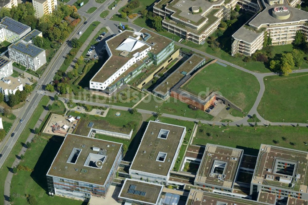 Heidelberg aus der Vogelperspektive: Klinikgelände und Gebäude des Universitätsklinikum in Heidelberg im Bundesland Baden-Württemberg