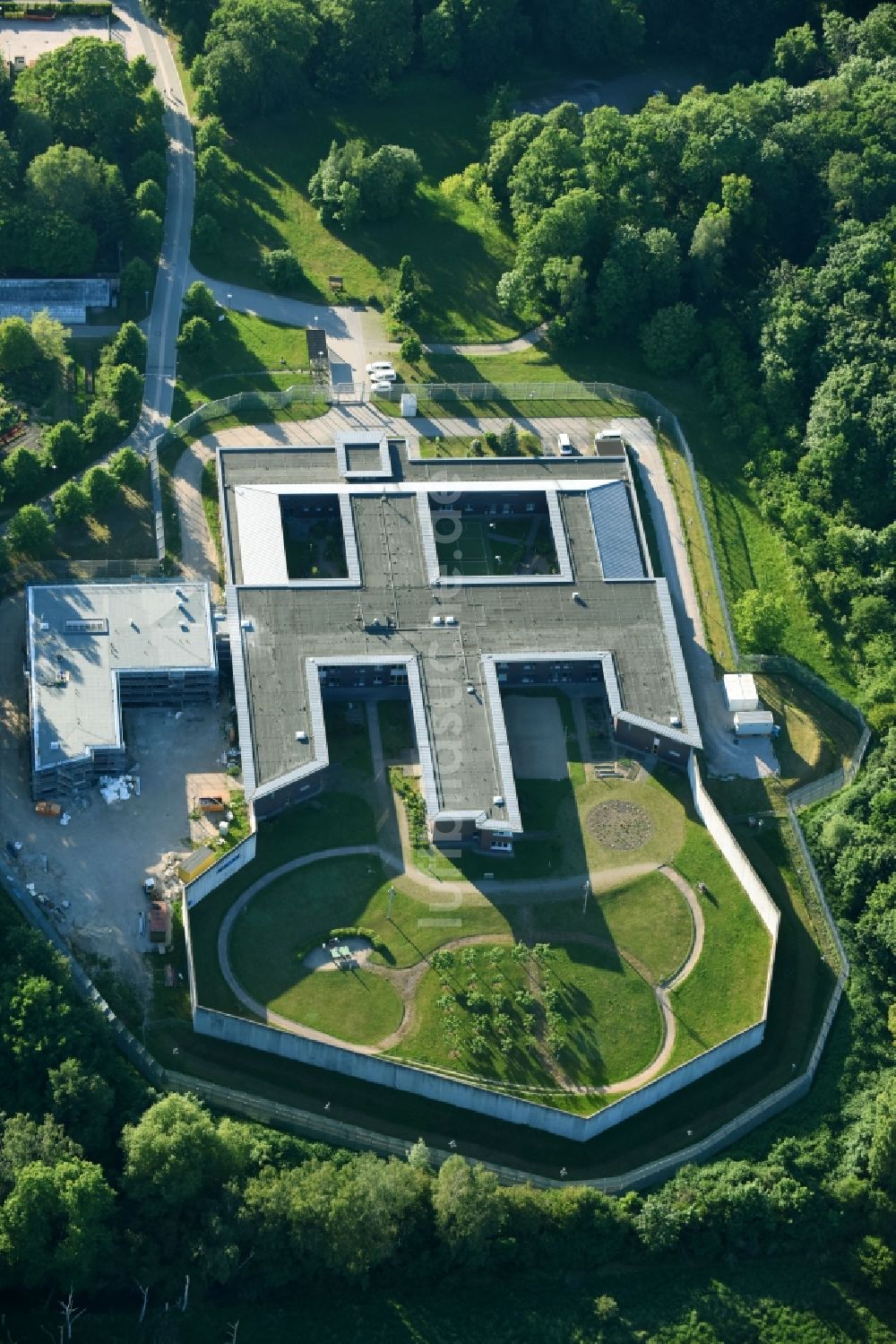 Rostock aus der Vogelperspektive: Klinikgelände der Klinik für Forensische Psychatrie in Rostock im Bundesland Mecklenburg-Vorpommern, Deutschland