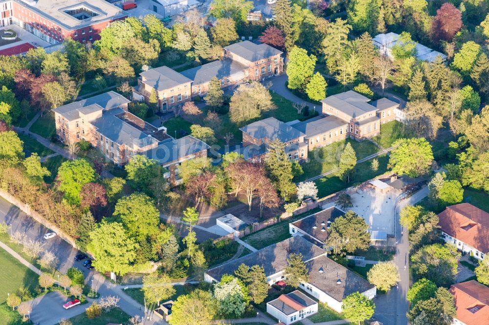 Riedstadt aus der Vogelperspektive: Klinikgelände der Klinik für Kinder- und Jugendpsychiatrie, Psychosomatik und Psychotherapie Riedstadt im Ortsteil Goddelau in Riedstadt im Bundesland Hessen, Deutschland