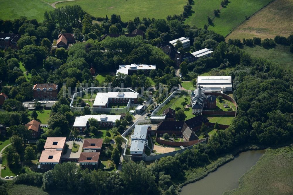 Neustadt in Holstein aus der Vogelperspektive: Klinikgelände des Krankenhauses AMEOS Pflege und Betreuung in Neustadt in Holstein im Bundesland Schleswig-Holstein