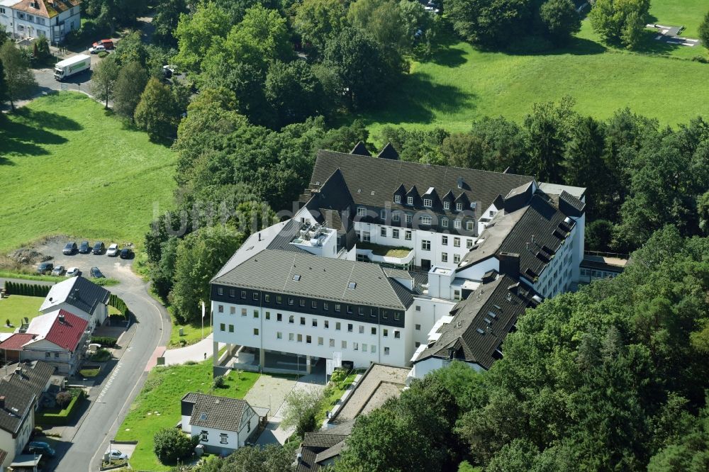 Nidda aus der Vogelperspektive: Klinikgelände des Krankenhauses Asklepios Neurologische Klinik Bad Salzhausen Am Hasensprung in Nidda im Bundesland Hessen, Deutschland