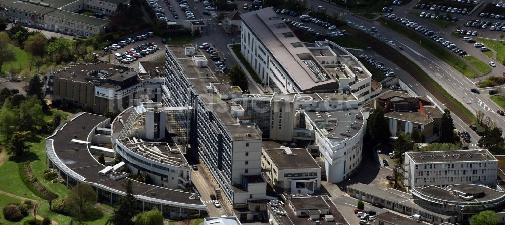 Luftaufnahme Auxerre - Klinikgelände des Krankenhauses Association Vivre à Domicile am Boulevard de Verdun in Auxerre in Bourgogne Franche-Comté, Frankreich