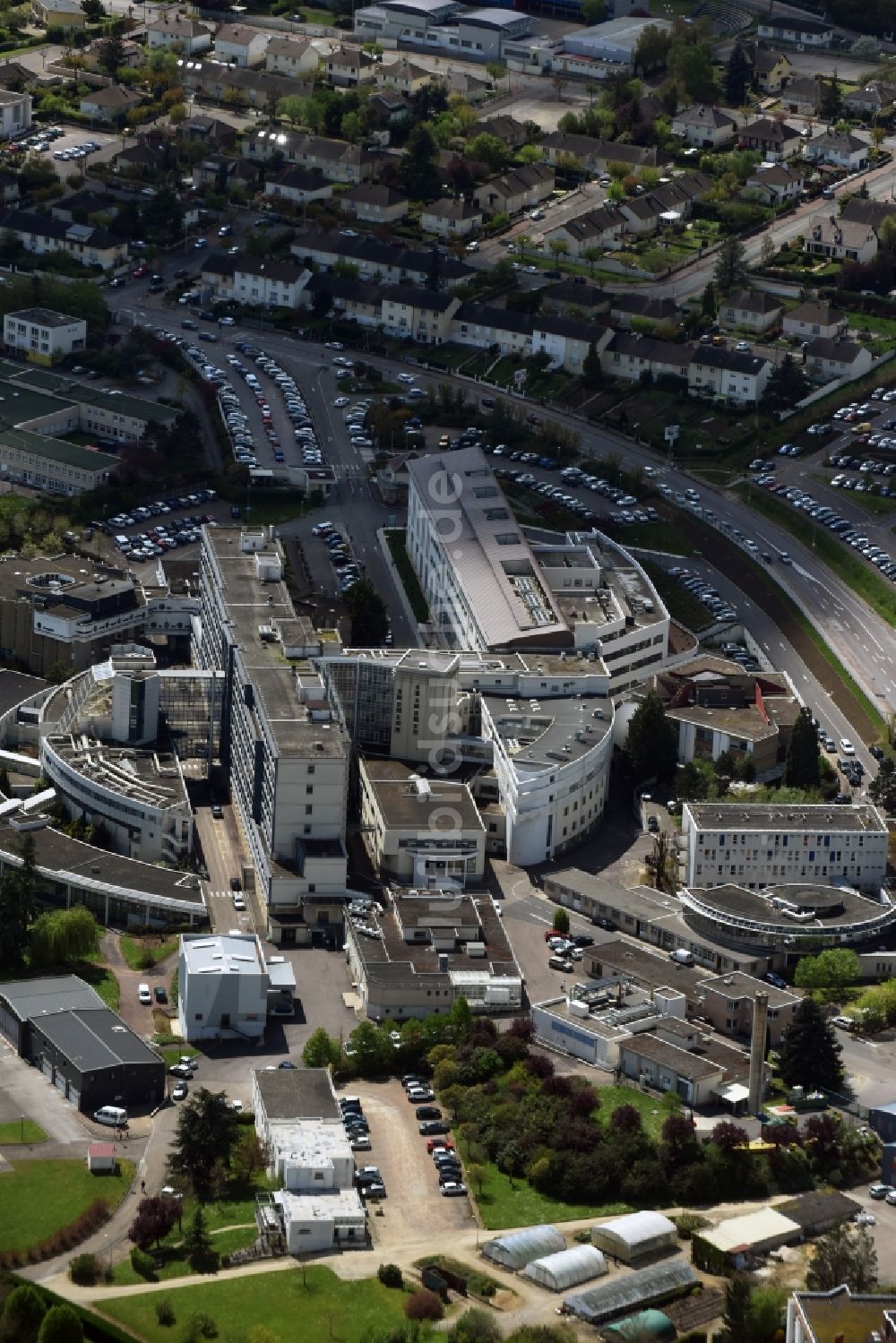 Luftbild Auxerre - Klinikgelände des Krankenhauses Association Vivre à Domicile am Boulevard de Verdun in Auxerre in Bourgogne Franche-Comté, Frankreich