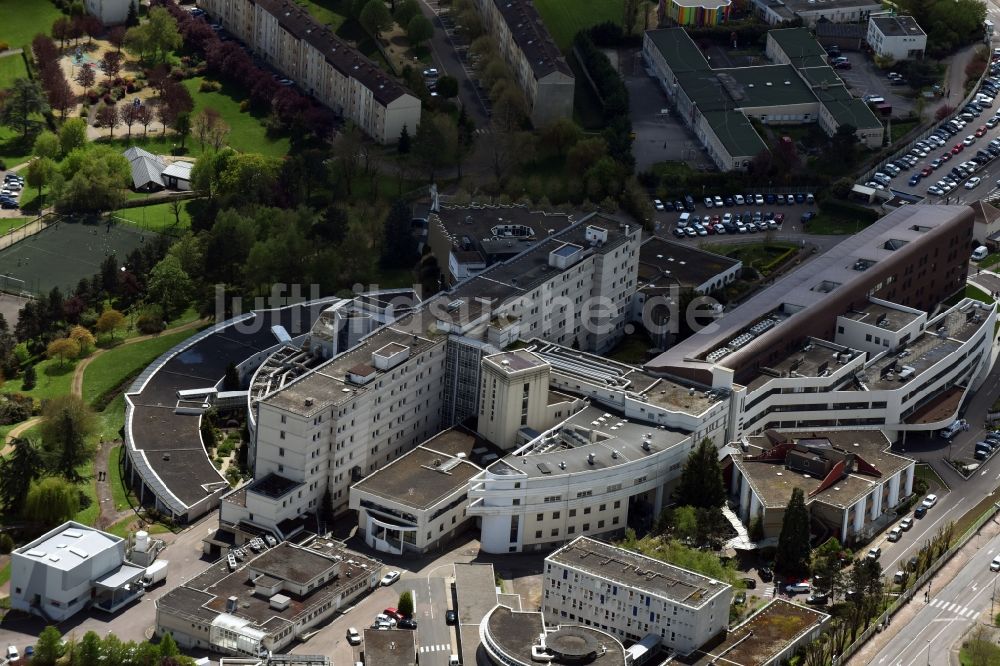 Auxerre von oben - Klinikgelände des Krankenhauses Association Vivre à Domicile am Boulevard de Verdun in Auxerre in Bourgogne Franche-Comté, Frankreich