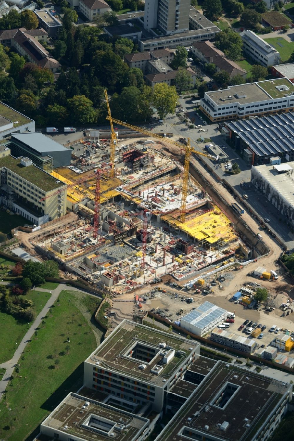 Heidelberg aus der Vogelperspektive: Klinikgelände des Krankenhauses mit der Baustelle zum Neubau der Chirurgischen Klinik des Universitätsklinikums in Heidelberg im Bundesland Baden-Württemberg