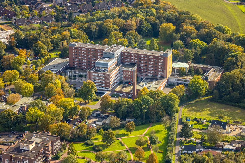 Luftaufnahme Kamp-Lintfort - Klinikgelände des Krankenhauses St. Bernhard-Hospital Kamp-Lintfort GmbH Bürgermeister-Schmelzing-Straße im Ortsteil Niersenbruch in Kamp-Lintfort im Bundesland Nordrhein-Westfalen