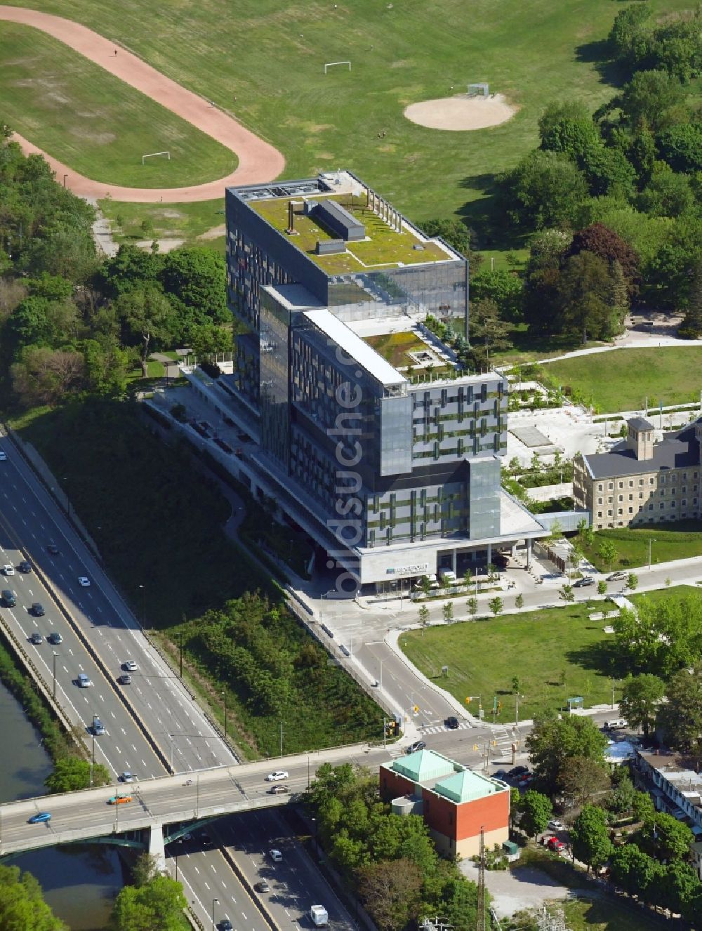 Toronto aus der Vogelperspektive: Klinikgelände des Krankenhauses Bridgepoint Hospital am Jack Layton Way in Toronto in Ontario, Kanada