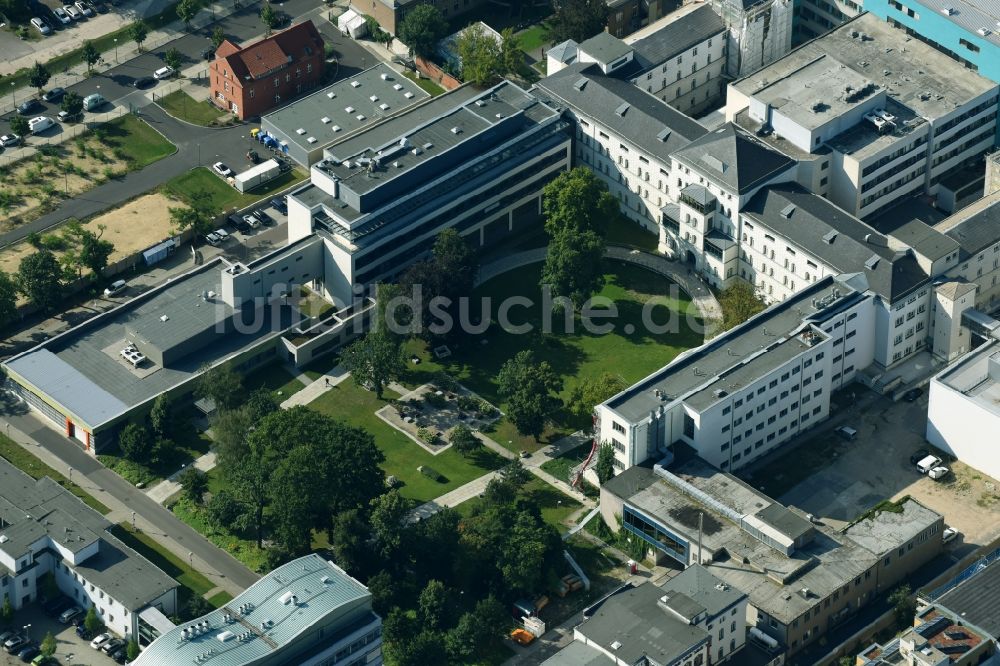 Luftaufnahme Berlin - Klinikgelände des Krankenhauses Bundeswehrkrankenhaus Berlin im Ortsteil Mitte in Berlin, Deutschland