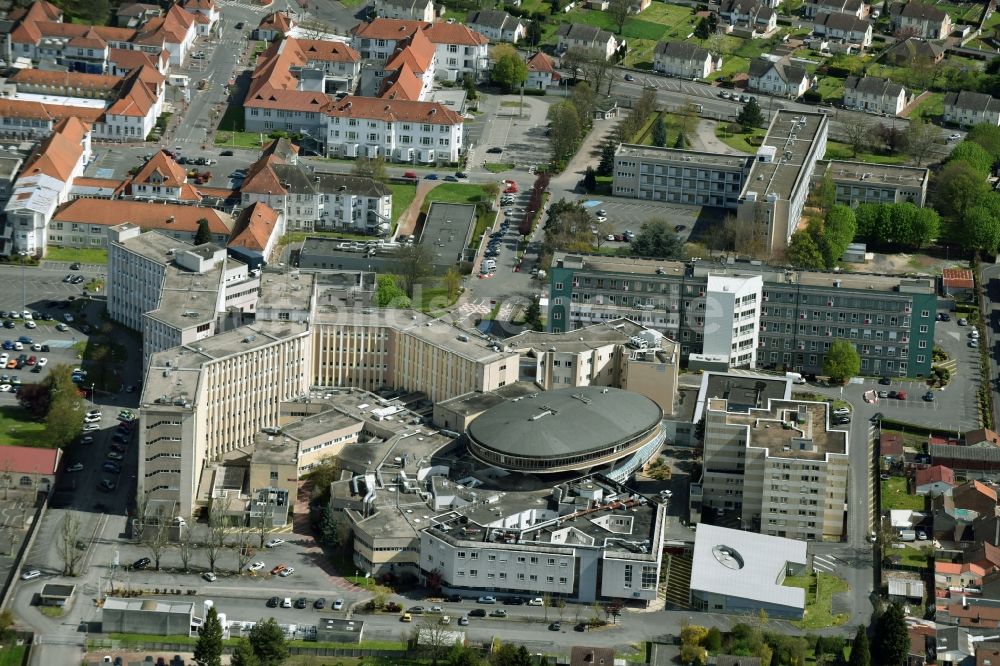 Luftaufnahme Lens - Klinikgelände des Krankenhauses Centre Hospitalier de Lens in Lens in Nord-Pas-de-Calais Picardie, Frankreich