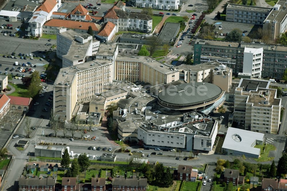 Lens von oben - Klinikgelände des Krankenhauses Centre Hospitalier de Lens in Lens in Nord-Pas-de-Calais Picardie, Frankreich