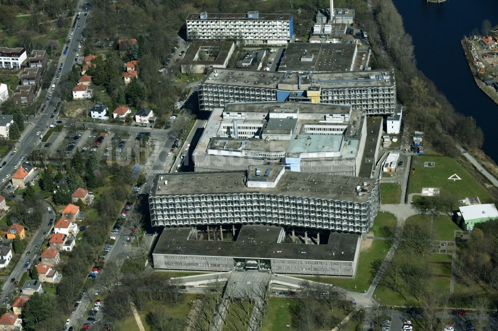 Berlin von oben - Klinikgelände des Krankenhauses Charité Campus Benjamin Franklin (CBF) am Hindenburgdamm in Berlin