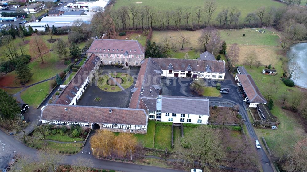 Luftbild Hennef (Sieg) - Klinikgelände des Krankenhauses Fachklinik Gut Zissendorf im Ortsteil Stoßdorf in Hennef (Sieg) im Bundesland Nordrhein-Westfalen, Deutschland