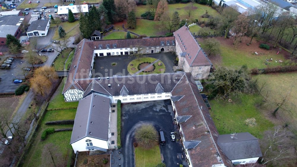 Luftaufnahme Hennef (Sieg) - Klinikgelände des Krankenhauses Fachklinik Gut Zissendorf im Ortsteil Stoßdorf in Hennef (Sieg) im Bundesland Nordrhein-Westfalen, Deutschland