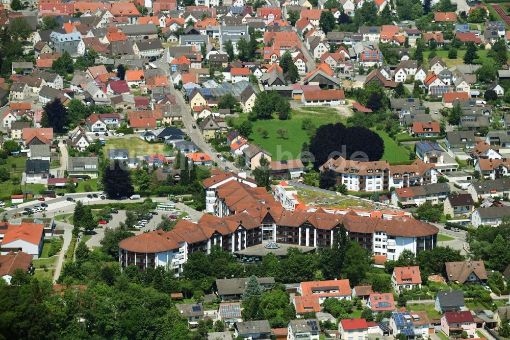 Ichenhausen von oben - Klinikgelände des Krankenhauses Fachklinik Ichenhausen an der Krumbacher Straße in Ichenhausen im Bundesland Bayern, Deutschland