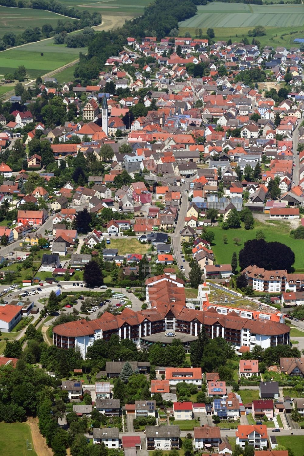 Luftaufnahme Ichenhausen - Klinikgelände des Krankenhauses Fachklinik Ichenhausen an der Krumbacher Straße in Ichenhausen im Bundesland Bayern, Deutschland