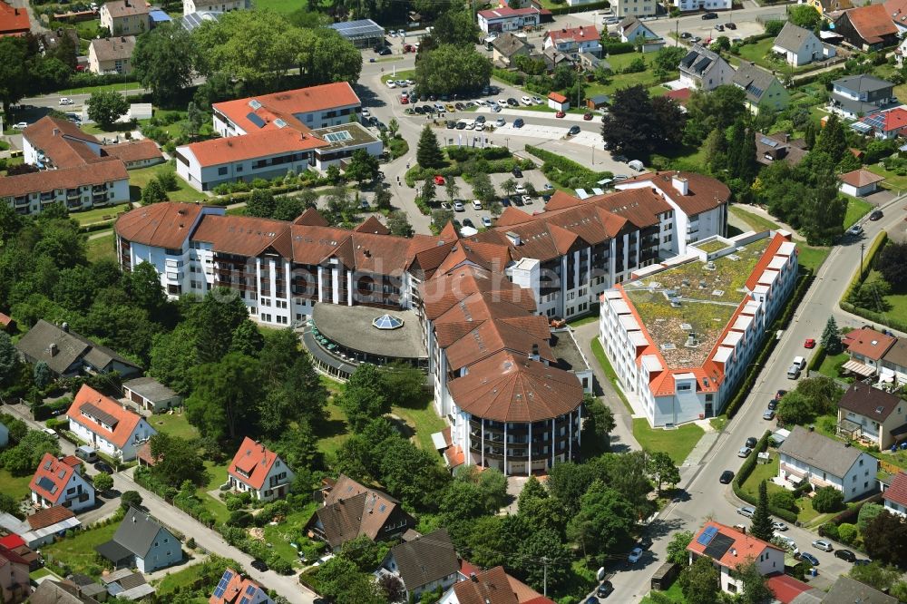 Ichenhausen von oben - Klinikgelände des Krankenhauses Fachklinik Ichenhausen an der Krumbacher Straße in Ichenhausen im Bundesland Bayern, Deutschland