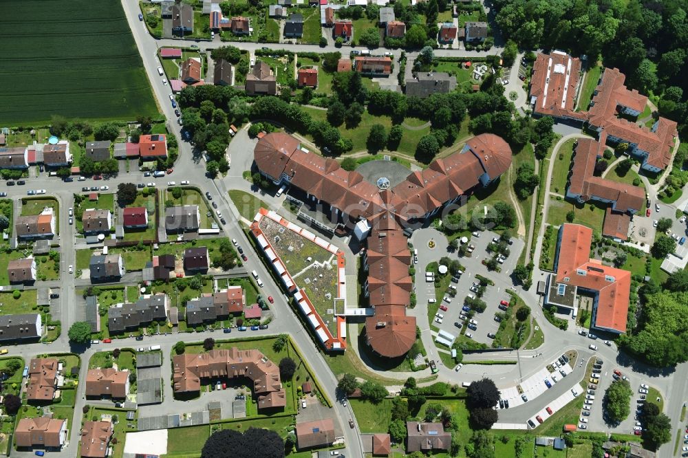 Ichenhausen von oben - Klinikgelände des Krankenhauses Fachklinik Ichenhausen an der Krumbacher Straße in Ichenhausen im Bundesland Bayern, Deutschland