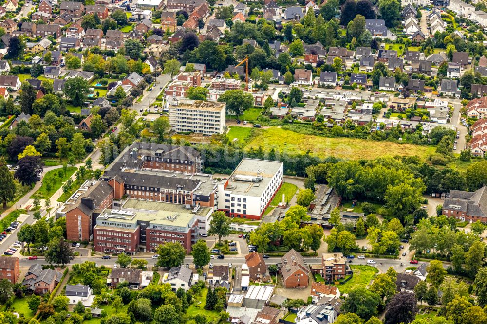 Ahlen aus der Vogelperspektive: Klinikgelände des Krankenhauses St. Franziskus-Hospital Ahlen an der Robert-Koch-Straße in Ahlen im Bundesland Nordrhein-Westfalen, Deutschland