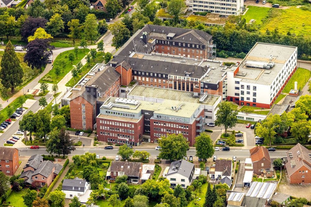 Luftbild Ahlen - Klinikgelände des Krankenhauses St. Franziskus-Hospital Ahlen an der Robert-Koch-Straße in Ahlen im Bundesland Nordrhein-Westfalen, Deutschland