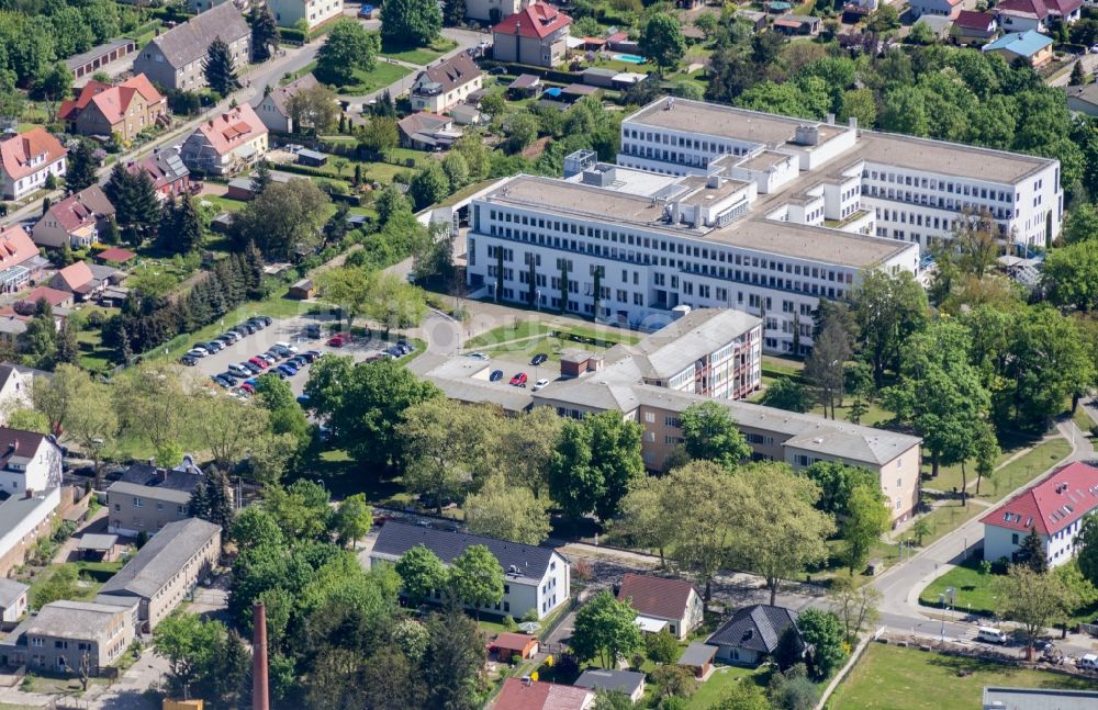 Nauen aus der Vogelperspektive: Klinikgelände des Krankenhauses Havellandklinik in Nauen im Bundesland Brandenburg, Deutschland