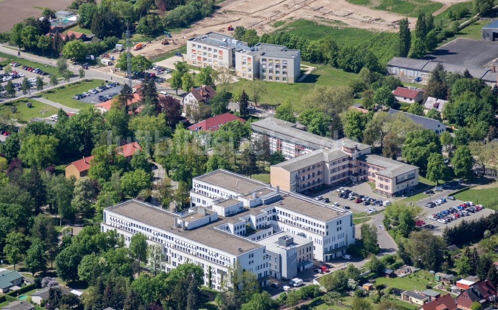 Nauen aus der Vogelperspektive: Klinikgelände des Krankenhauses Havellandklinik in Nauen im Bundesland Brandenburg, Deutschland