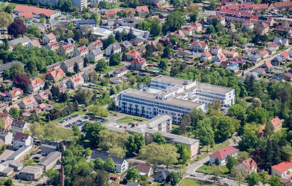 Nauen von oben - Klinikgelände des Krankenhauses Havellandklinik in Nauen im Bundesland Brandenburg, Deutschland