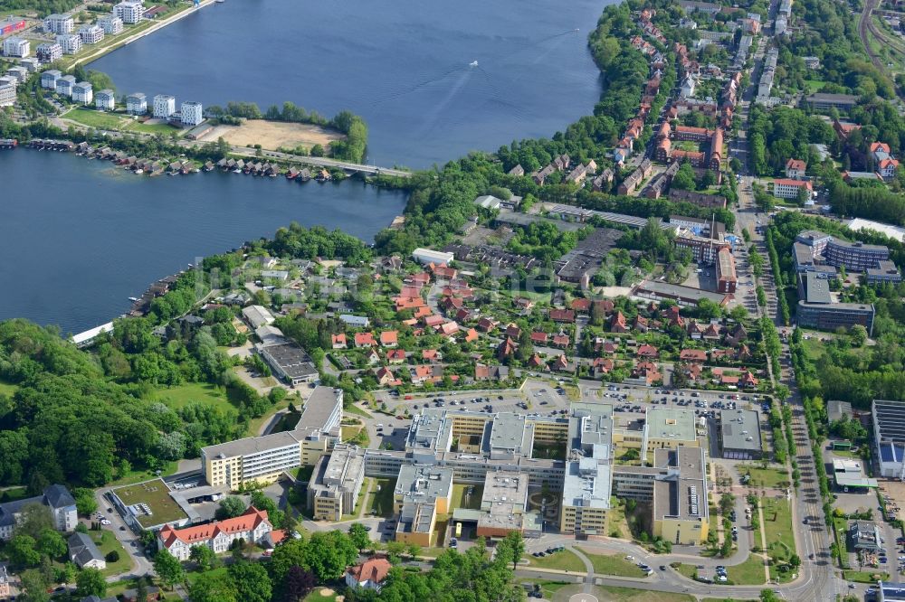 Luftaufnahme Schwerin - Klinikgelände des Krankenhauses der HELIOS Kliniken GmbH in Schwerin im Bundesland Mecklenburg-Vorpommern