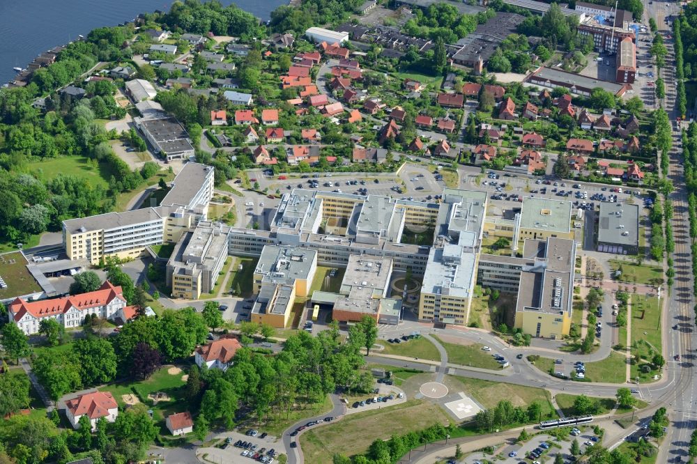 Schwerin von oben - Klinikgelände des Krankenhauses der HELIOS Kliniken GmbH in Schwerin im Bundesland Mecklenburg-Vorpommern