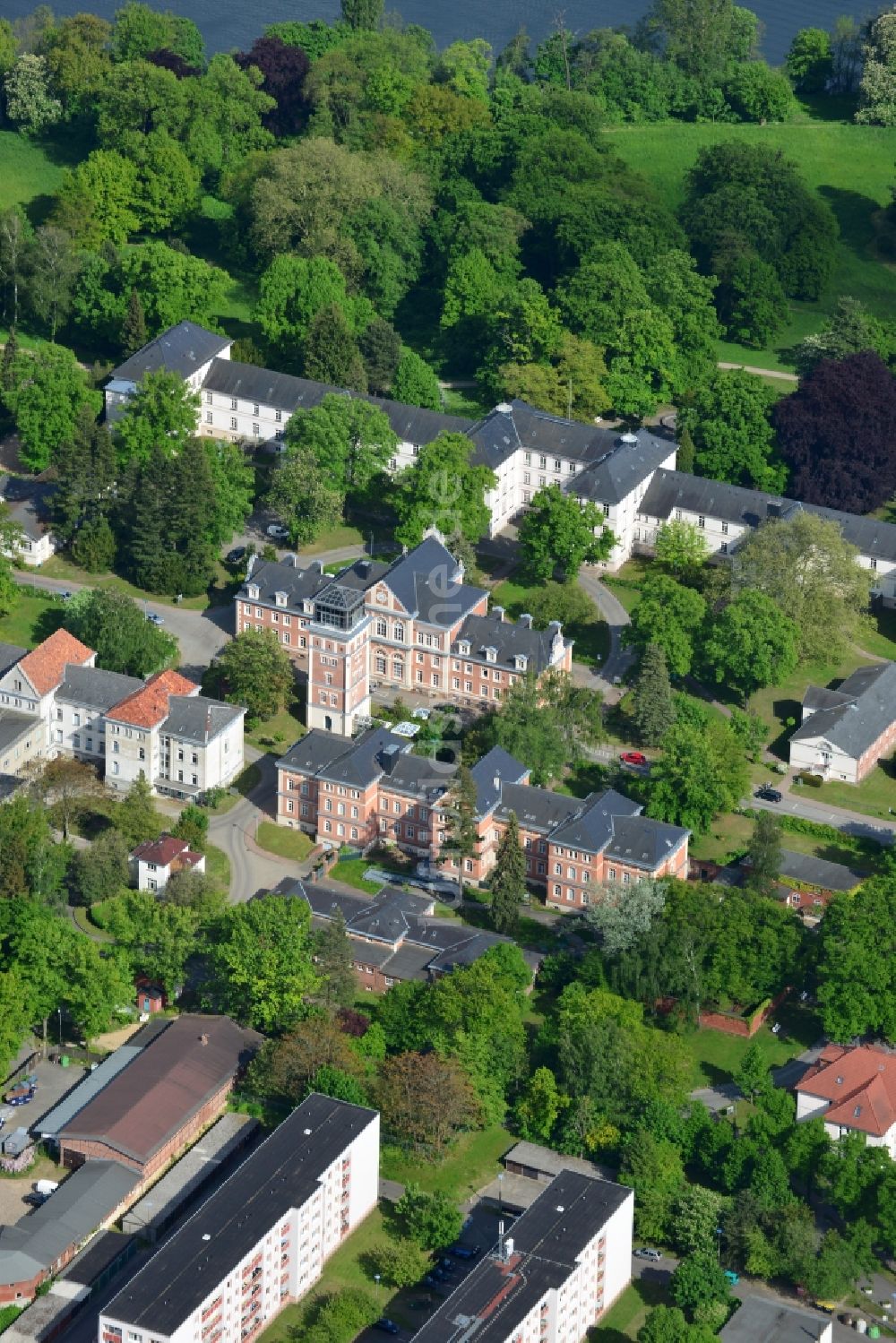 Luftaufnahme Schwerin - Klinikgelände des Krankenhauses der HELIOS Kliniken GmbH in Schwerin im Bundesland Mecklenburg-Vorpommern