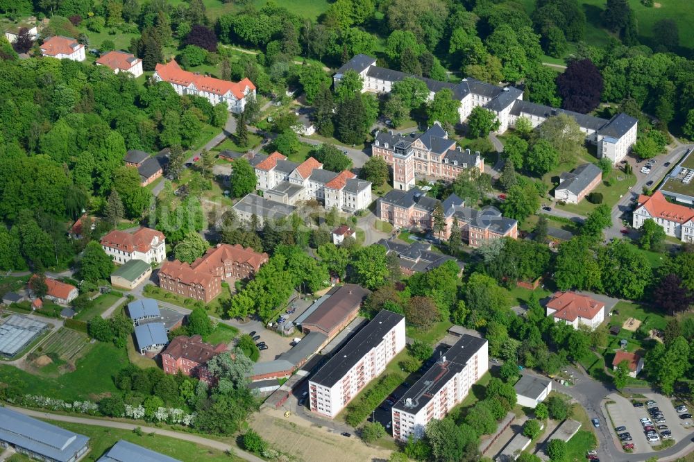 Schwerin von oben - Klinikgelände des Krankenhauses der HELIOS Kliniken GmbH in Schwerin im Bundesland Mecklenburg-Vorpommern