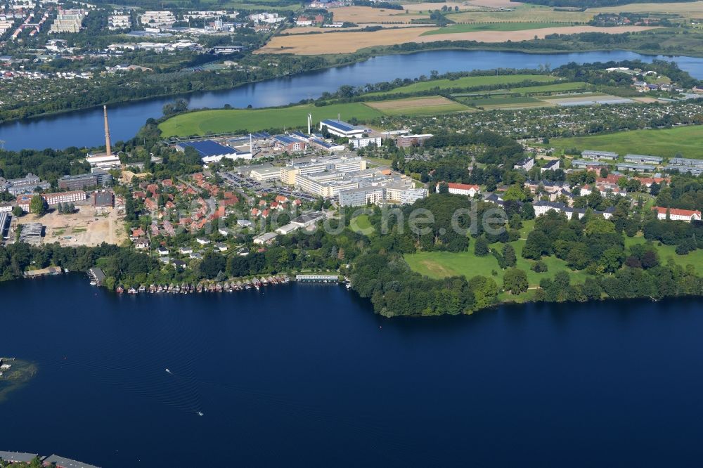 Schwerin aus der Vogelperspektive: Klinikgelände des Krankenhauses der HELIOS Kliniken im Ortsteil Medewege in Schwerin im Bundesland Mecklenburg-Vorpommern