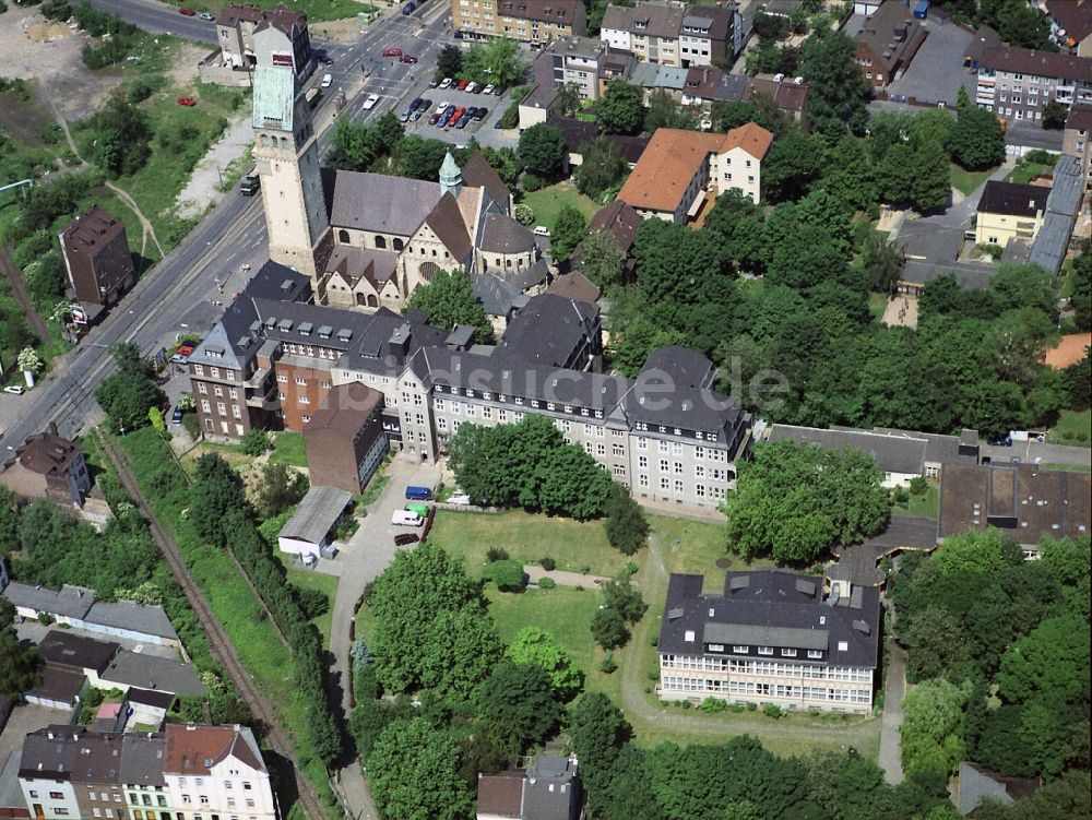 Duisburg von oben - Klinikgelände des Krankenhauses Helios Klinikum in Duisburg im Bundesland Nordrhein-Westfalen