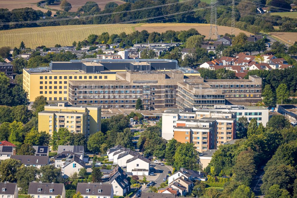 Velbert von oben - Klinikgelände des Krankenhauses Helios Klinikum Niederberg an der Robert-Koch-Straße in Velbert im Bundesland Nordrhein-Westfalen, Deutschland