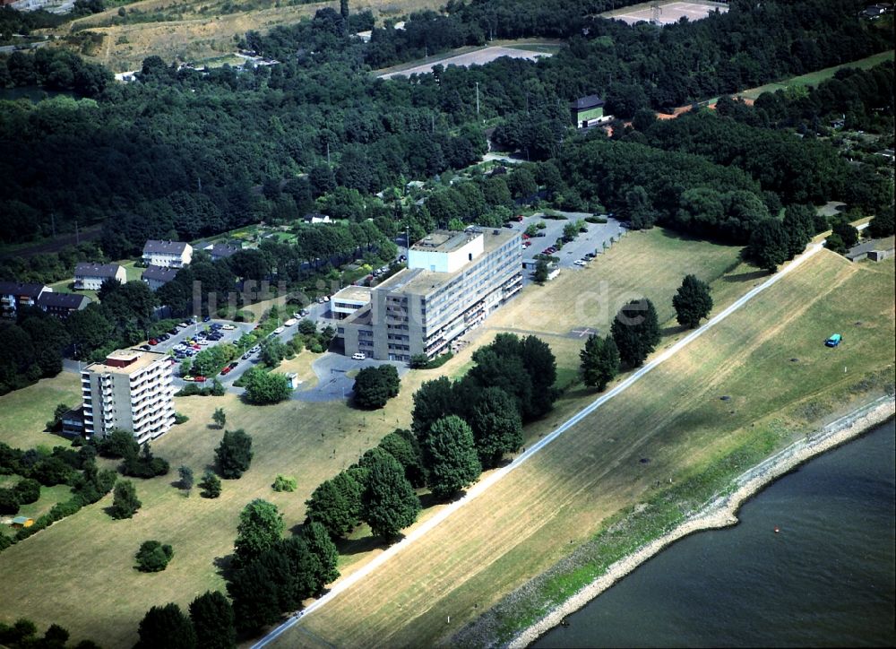 Duisburg von oben - Klinikgelände des Krankenhauses Helios-Rhein Klinik an der Ahrstraße in Duisburg im Bundesland Nordrhein-Westfalen