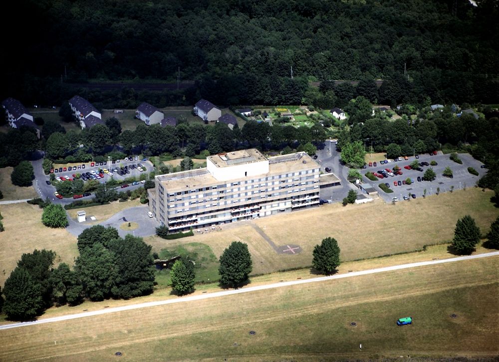 Duisburg aus der Vogelperspektive: Klinikgelände des Krankenhauses Helios-Rhein Klinik an der Ahrstraße in Duisburg im Bundesland Nordrhein-Westfalen